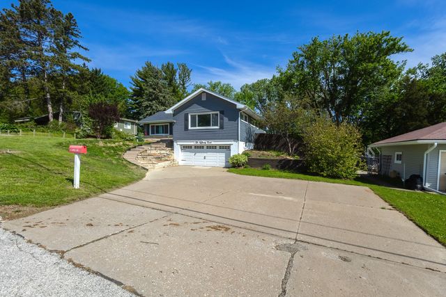 10 Waverly Court, Davenport, IA 52804