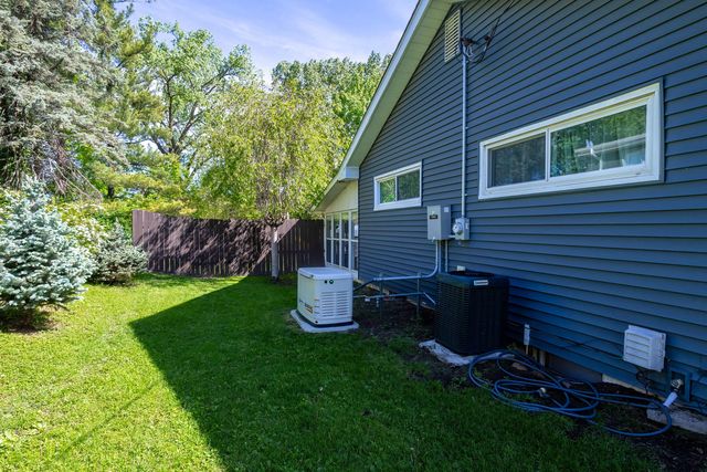 10 Waverly Court, Davenport, IA 52804