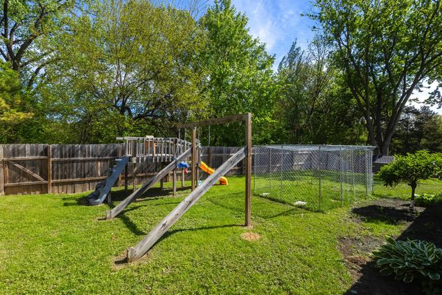 10 Waverly Court, Davenport, IA 52804