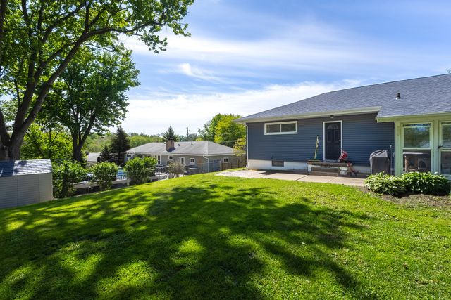10 Waverly Court, Davenport, IA 52804