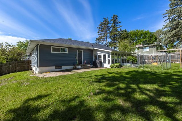 10 Waverly Court, Davenport, IA 52804