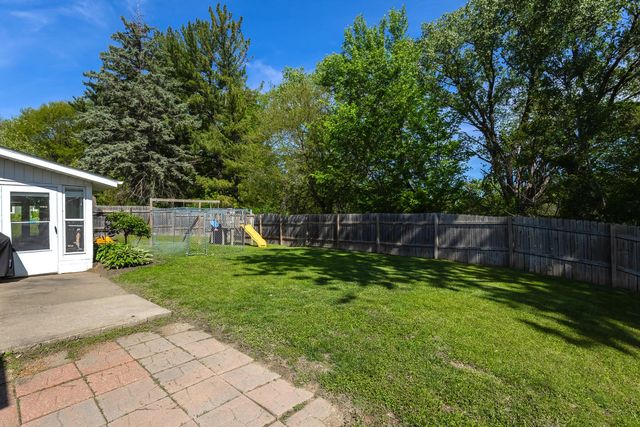 10 Waverly Court, Davenport, IA 52804