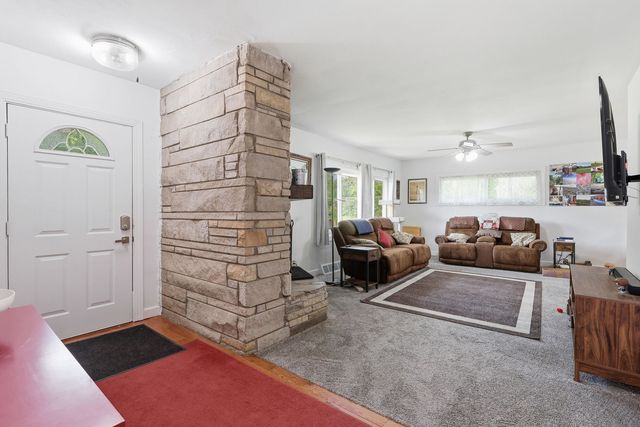 10 Waverly Court, Davenport, IA 52804