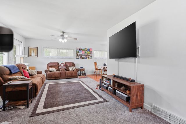 10 Waverly Court, Davenport, IA 52804