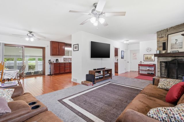 10 Waverly Court, Davenport, IA 52804