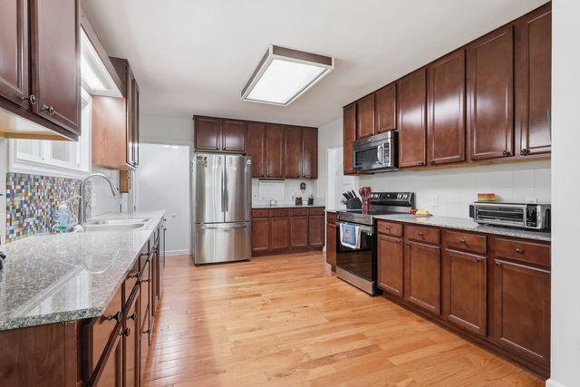 10 Waverly Court, Davenport, IA 52804