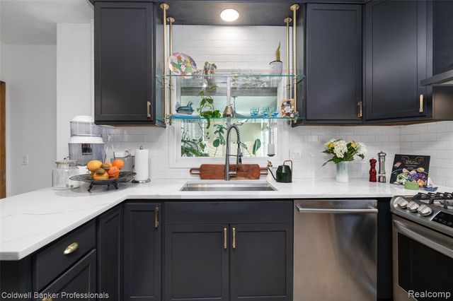 1377 Harvard Road, Grosse Pointe Park, MI 48230