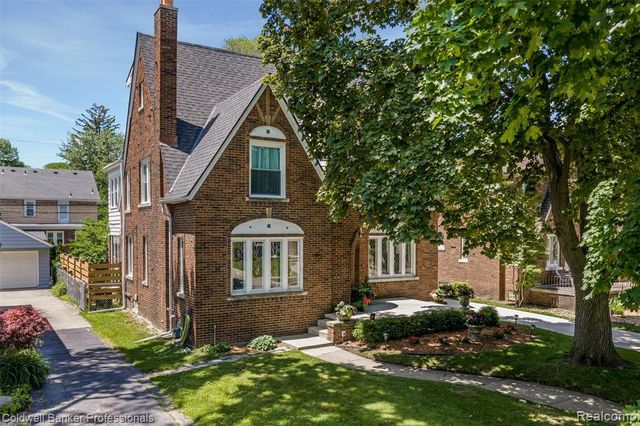 1377 Harvard Road, Grosse Pointe Park, MI 48230