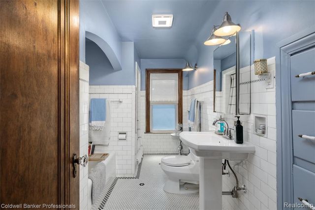 1377 Harvard Road, Grosse Pointe Park, MI 48230