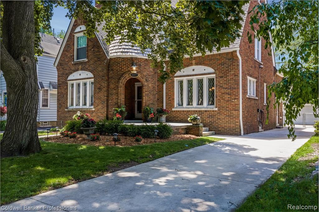 1377 Harvard Road, Grosse Pointe Park, MI 48230