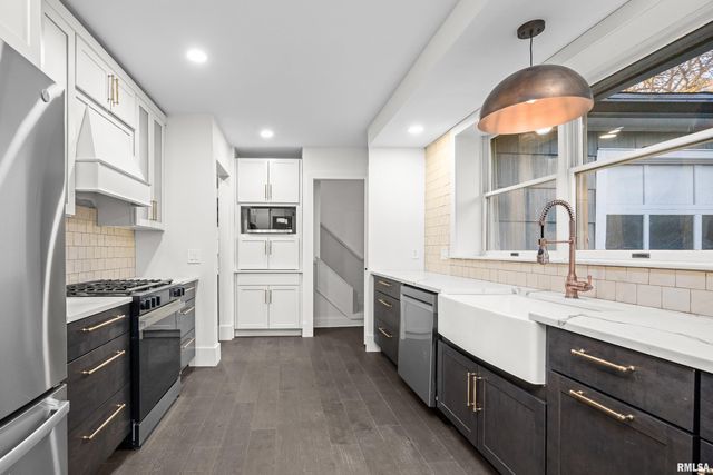 204 GREENWOOD Avenue, Bettendorf, IA 52722