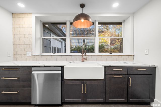 204 GREENWOOD Avenue, Bettendorf, IA 52722