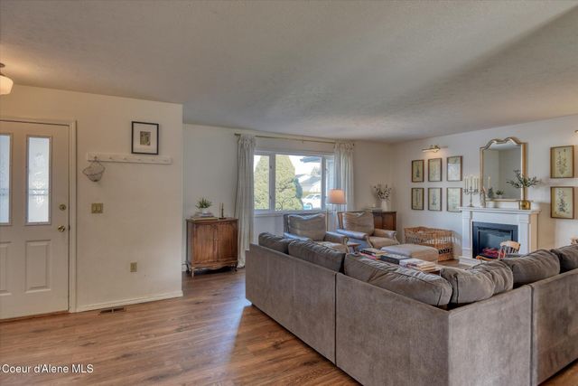 654 E Maple PL, Hayden, ID 83835