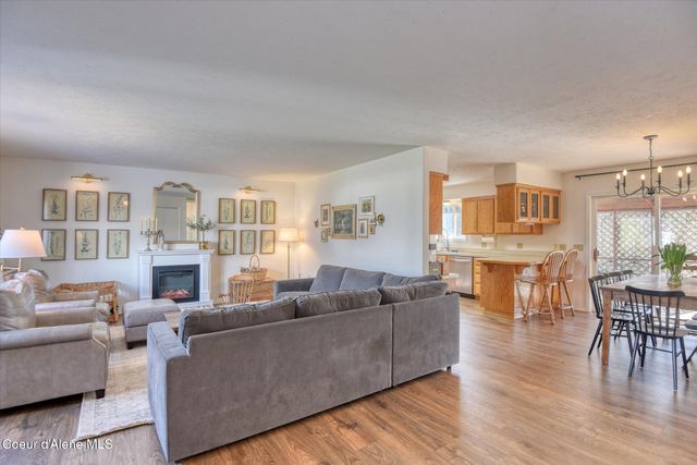 654 E Maple PL, Hayden, ID 83835