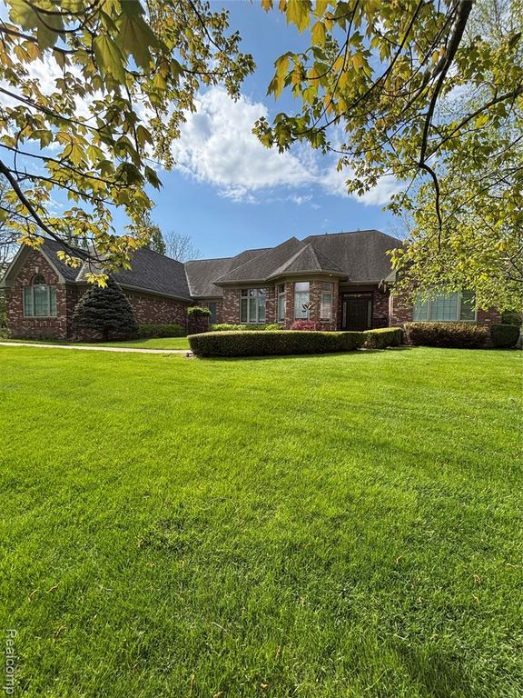 9035 N Island Drive, Flushing, MI 48433