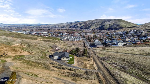 955 Southern Ave, Selah, WA 98942
