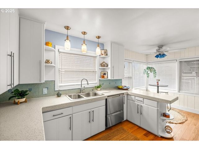 1805 Ne SARATOGA St, Portland, OR 97211