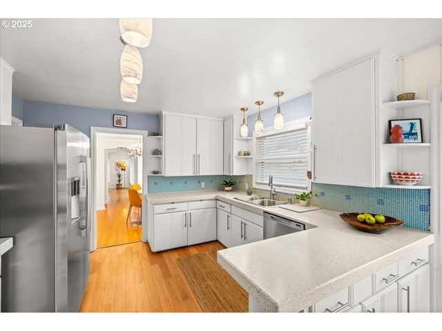 1805 Ne SARATOGA St, Portland, OR 97211