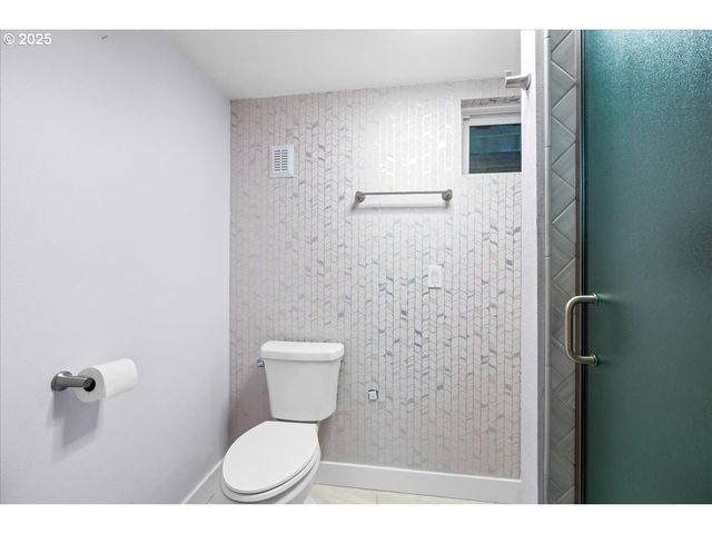 1805 Ne SARATOGA St, Portland, OR 97211