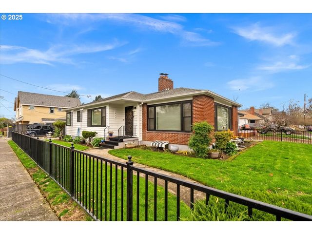 1805 Ne SARATOGA St, Portland, OR 97211
