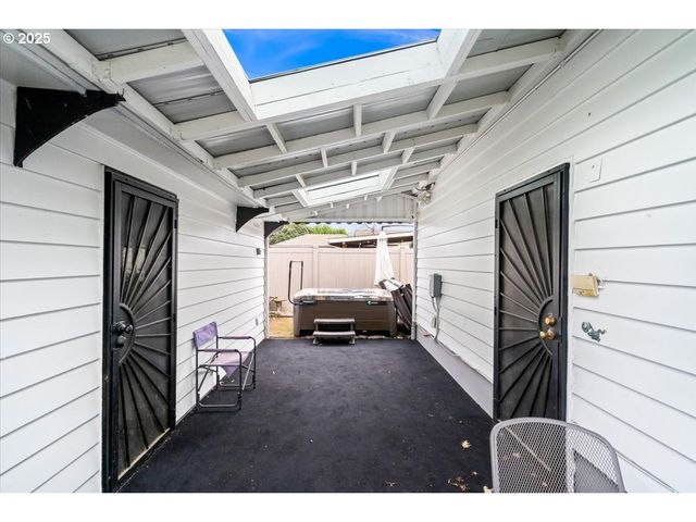 1805 Ne SARATOGA St, Portland, OR 97211