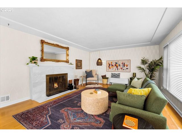 1805 Ne SARATOGA St, Portland, OR 97211