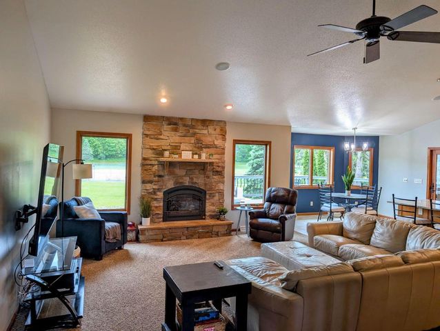 1007 3rd AVENUE E, Holmen, WI 54636