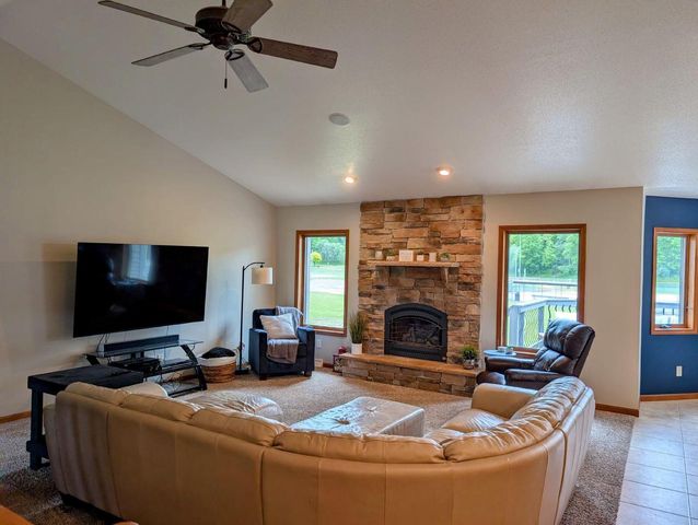 1007 3rd AVENUE E, Holmen, WI 54636