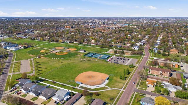 1808 28th Avenue S, Fargo, ND 58103