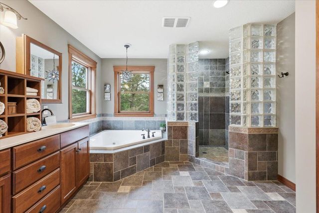 492 E Cove Road, Hudson, WI 54016