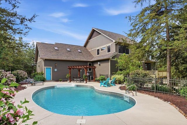 492 E Cove Road, Hudson, WI 54016