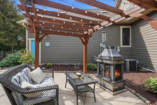 492 E Cove Road, Hudson, WI 54016