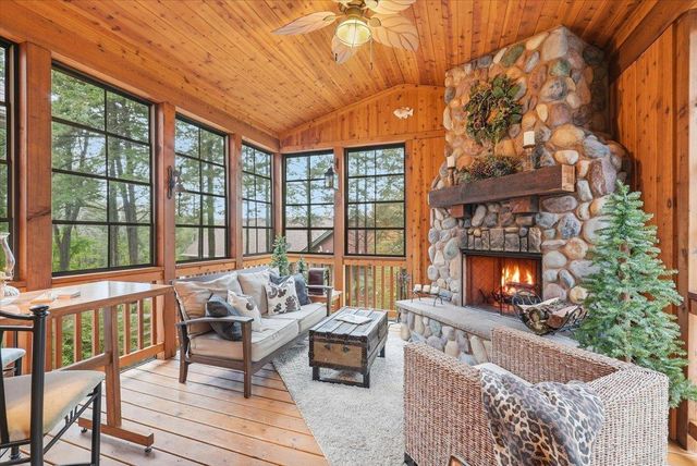 492 E Cove Road, Hudson, WI 54016