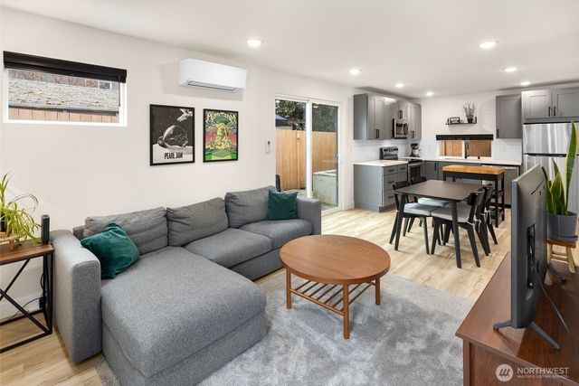 820 B S Rose Street, Seattle, WA 98108