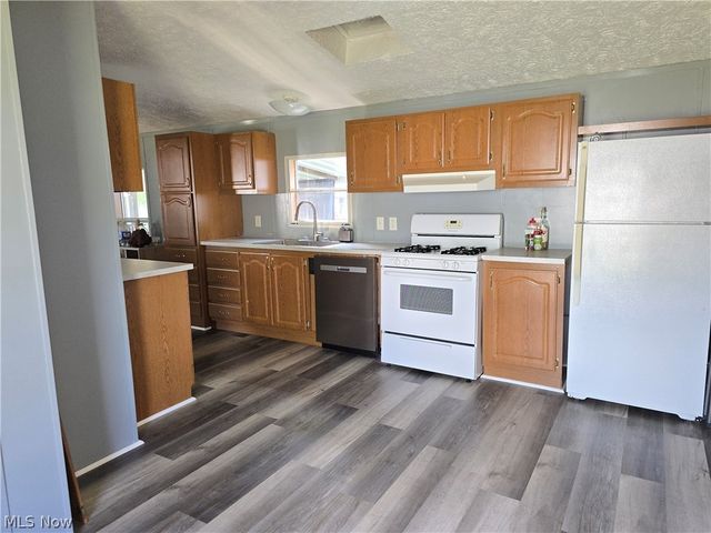62 Redwood Drive, Beloit, OH 44609
