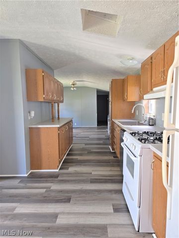 62 Redwood Drive, Beloit, OH 44609