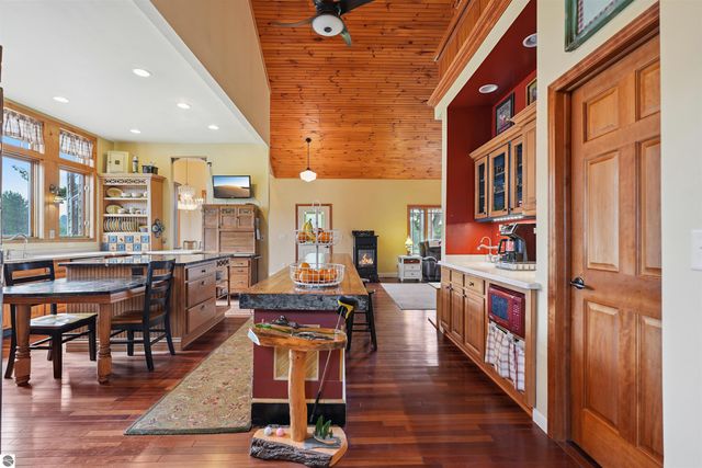 16186 N 200th Avenue, Leroy, MI 49655