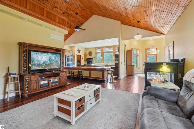 16186 N 200th Avenue, Leroy, MI 49655