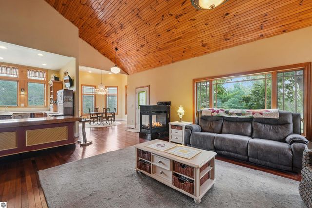 16186 N 200th Avenue, Leroy, MI 49655