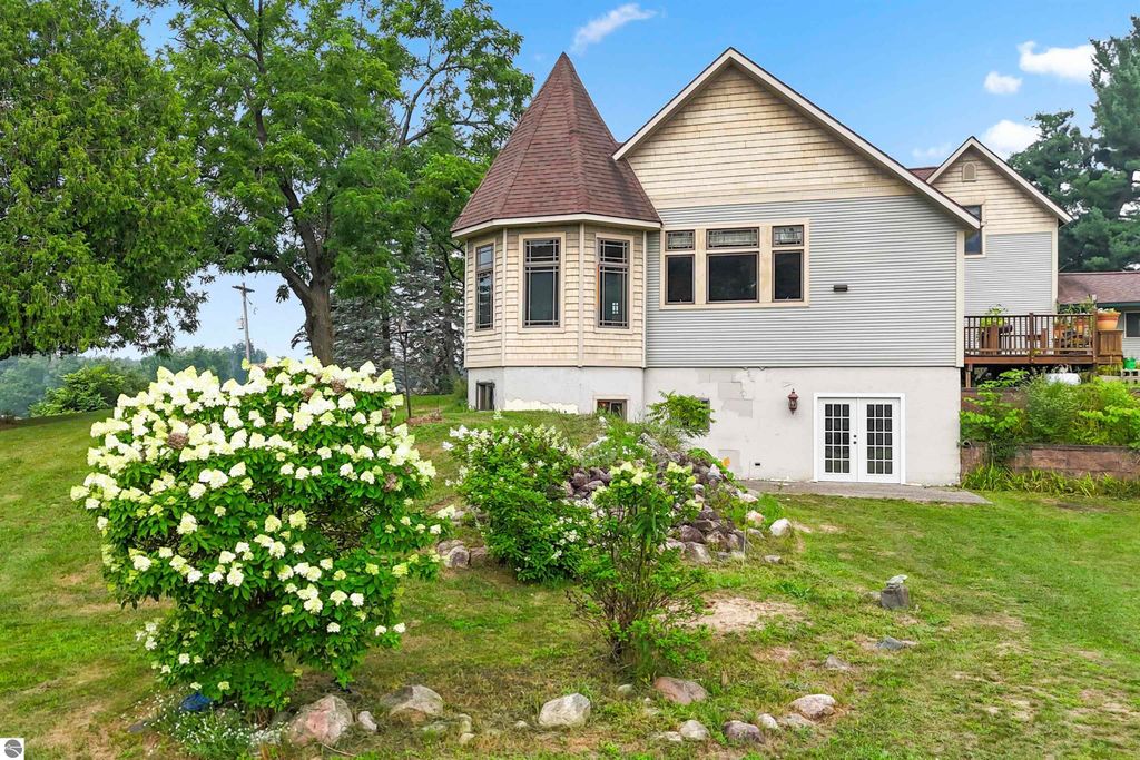 Image 2 of property listing at 16186 N 200th Avenue, Leroy, MI 49655