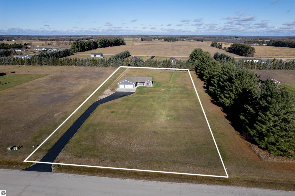 Image 2 of property listing at 5597 Timber Flats Drive, Kingsley, MI 49649