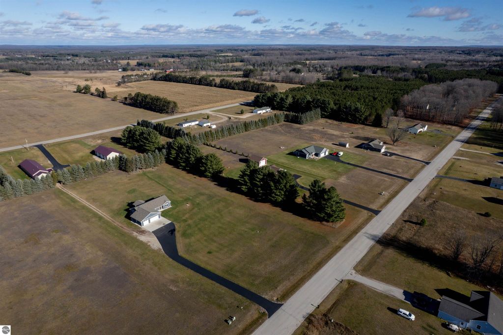 Image 3 of property listing at 5597 Timber Flats Drive, Kingsley, MI 49649