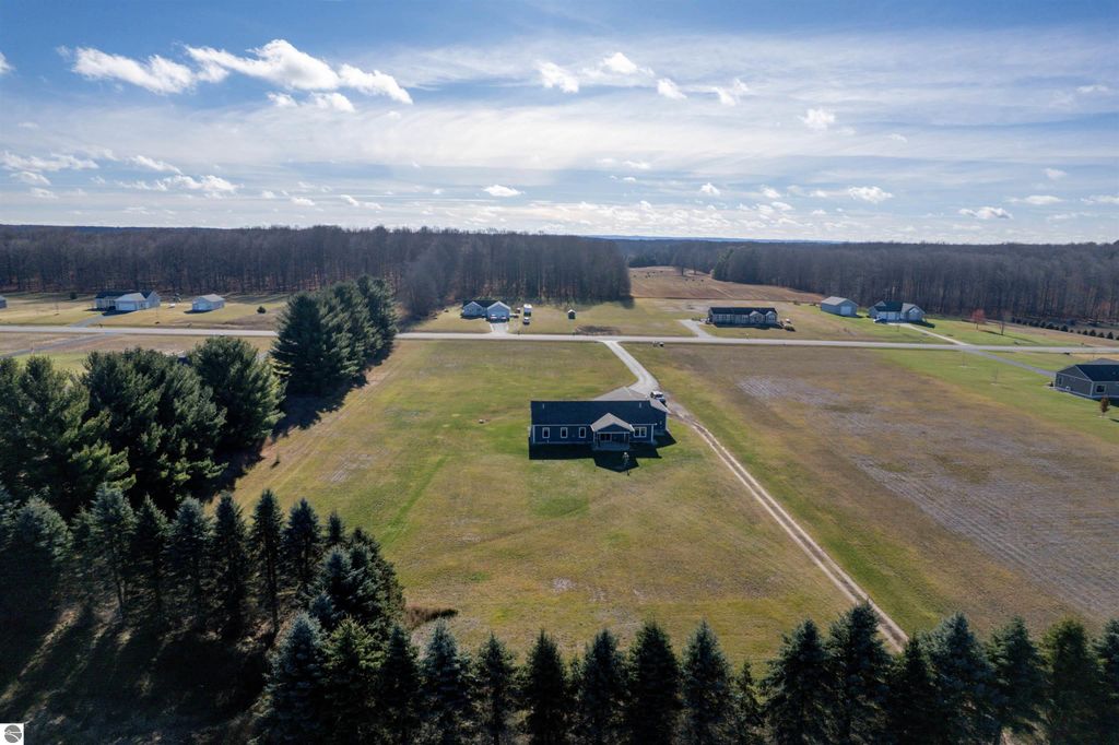 Image 7 of property listing at 5597 Timber Flats Drive, Kingsley, MI 49649