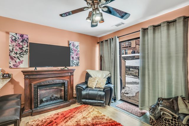 32 Montego Colony 6, Fox Lake, IL 60020