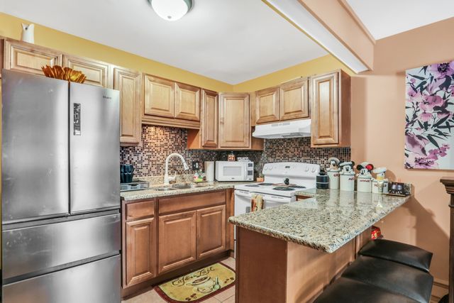 32 Montego Colony 6, Fox Lake, IL 60020