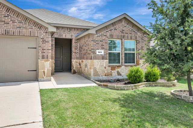 924 English Drive, Aubrey, TX 76227