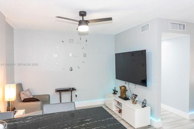 6190 W 19th Ave 201, Hialeah, FL 33012