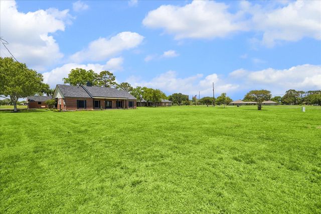 15415 Skyhawk Lane, Beach City, TX 77523