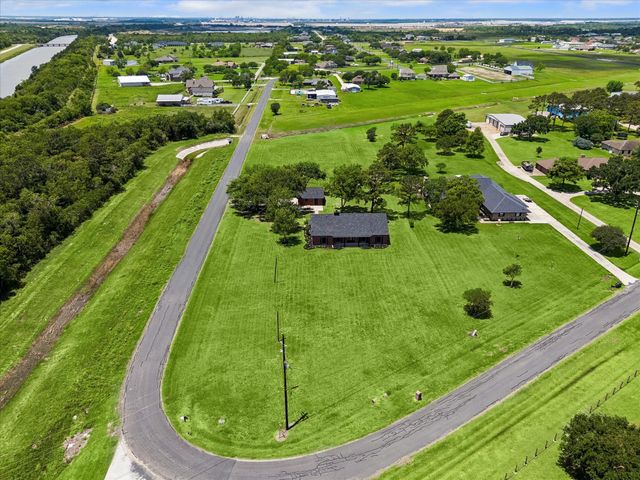 15415 Skyhawk Lane, Beach City, TX 77523