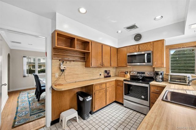 24 Allen Road, Rockville Centre, NY 11570